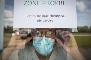 Un gymnase transformé en centre de décontamination pour les soignants près de Saint-Nazaire