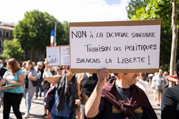Un peu partout en France, des manifestants dénoncent le pass sanitaire