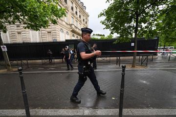 Un vigile tué à l'ambassade du Qatar, à Paris, un suspect interpellé