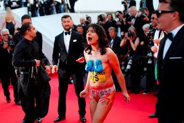 Une femme dénonce les viols russes en Ukraine sur le tapis rouge de Cannes