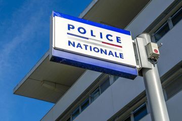 Une femme en état de démence, blesse un policier au couteau avant d'être abattue