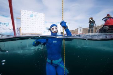 80 mètres sous le Baïkal en apnée : l'incroyable exploit d'un homme givré