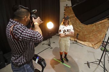 Alyssa Nakken, première femme à coacher sur un terrain de Ligue majeure de baseball