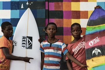 Au Liberia, le surf pour apaiser la mémoire des enfants soldats