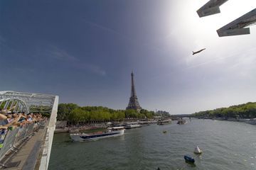 Au pied de la Tour Eiffel, une incroyable séance de plongeon