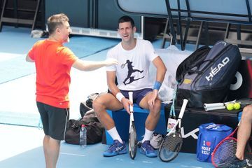 Djokovic tout sourire à son entraînement à l'Open d'Australie