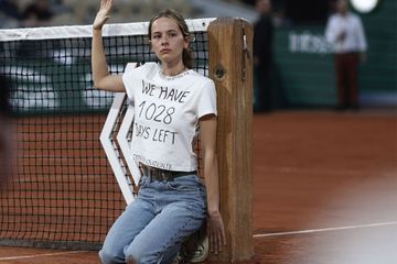 En images : une militante écologiste s'attache au filet en plein match de Roland-Garros