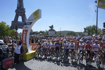 En images, les femmes lancent leur Tour de France sous le soleil de Paris