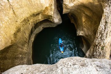 En kayak, Nouria Newman se glisse à travers les Gorges du Verdon pour une impressionnante vidéo