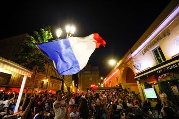 France - Allemagne : les supporters célèbrent la victoire dans une bonne ambiance