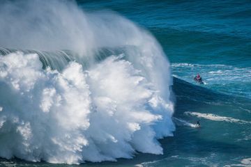 Justine Dupont sacrée à Nazaré sur les plus grosses vagues du monde