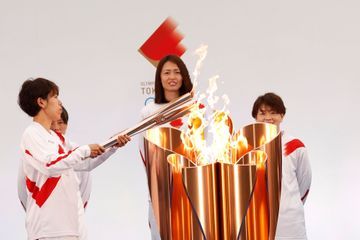 Le lancement du relais de la flamme olympique, signe d'espoir après des Jeux reportés