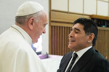 Le pape François rend hommage à Diego Maradona, 