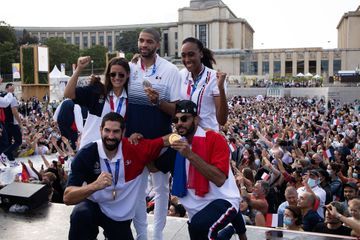 Les champions du sport collectif français accueillis en héros au Trocadéro