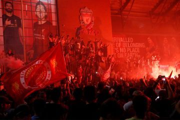 Les fans de Liverpool bravent les recommandations pour célébrer le titre historique
