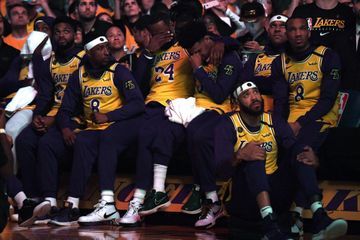 Les Lakers pleurent et honorent Kobe Bryant au Staples Center