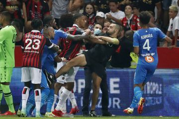Ligue 1: Nice-OM arrêté après un envahissement du terrain par les supporters