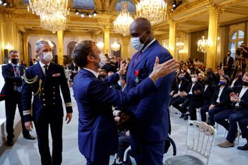 Macron décore les médaillés de Tokyo et leur demande de "faire beaucoup plus" à Paris