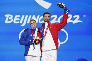Pékin 2022 : En images, Papadakis et Cizeron fiers champions en or sur le podium