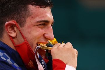Pourquoi les sportifs olympiques ne devraient pas mordre leur médaille