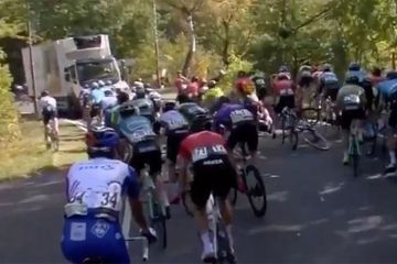 Quand les coureurs du Tour du Luxembourg croisent.... un camion à contre-sens