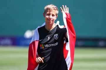 Rebecca Quinn, star canadienne du football, révèle être transgenre
