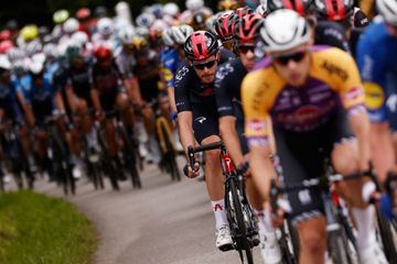 Tour de France : Une spectatrice imprudente cause une grosse chute collective