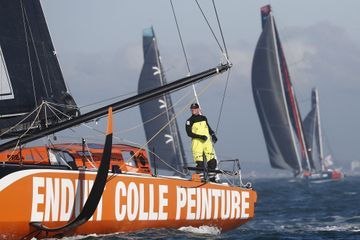 Vendée Globe: après 11 heures sur un radeau de survie, Escoffier sauvé par Le Cam
