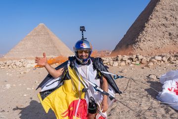Vol magique en wingsuit au-dessus des pyramides d'Egypte