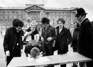 A Londres, une exposition sur les Sex Pistols et la «violence du punk»