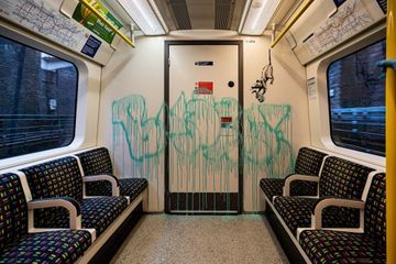 Banksy se filme dans le métro pour encourager le port du masque contre le coronavirus