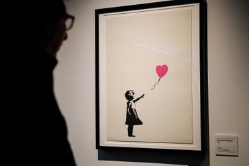 Deux oeuvres de Banksy appartenant à Robbie Williams atteignent des millions à Londres