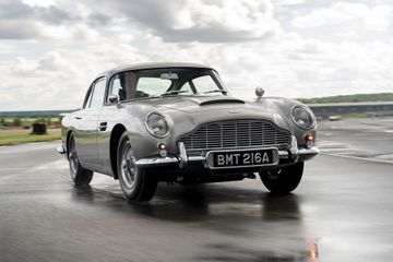 La réplique de la mythique Aston Martin de James Bond vient de sortir de l'usine