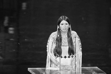 Les Oscars présentent des excuses à Sacheen Littlefeather, l'Indienne qui a «remplacé» Marlon Brando