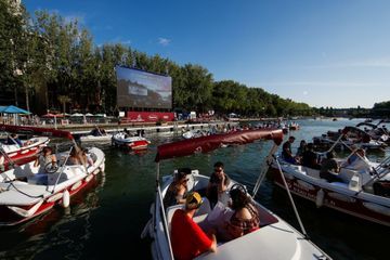 Une séance de cinéma sur l'eau pour l'ouverture de Paris Plage