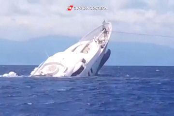 Vidéo : quand un super-yacht coule au large de l'Italie