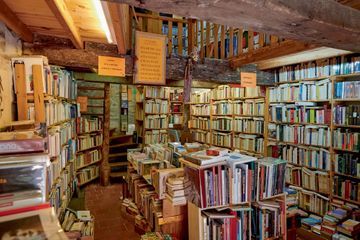 Montolieu : des super-libraires font vivre leur village