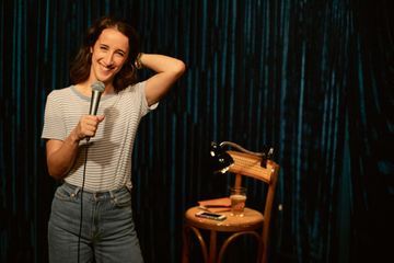 Agnès Hurstel, l'humour à la sauce piquante