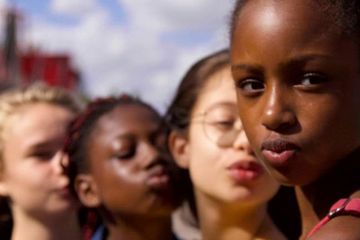 Netflix accusé de sexualiser des adolescentes du film 