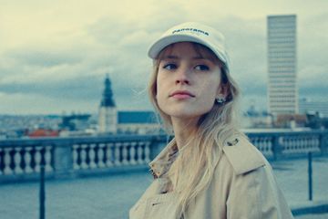 Angèle met bas les masques sur Netflix
