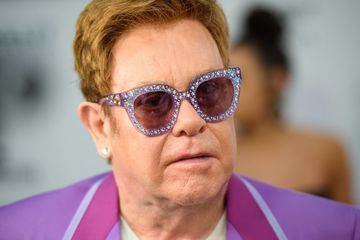 Au bord des larmes, Elton John interrompt un concert