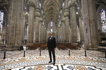 Dans la cathédrale déserte de Milan, la voix d'Andrea Bocelli a raisonné pour Pâques