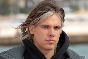 Orelsan poing levé