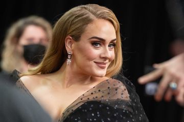 Adele plus heureuse que jamais, photos au naturel pour ses 34 ans