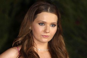 Abigail Breslin honore son père, mort du coronavirus