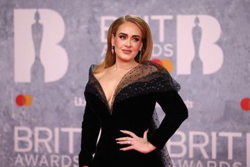 Adele de retour aux Brit Awards... avec une bague de fiançailles