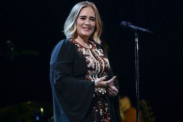 Adele porte une robe d'un ancien concert, les internautes s'interrogent