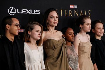 Angelina Jolie s'entoure de ses enfants sur le tapis rouge des 