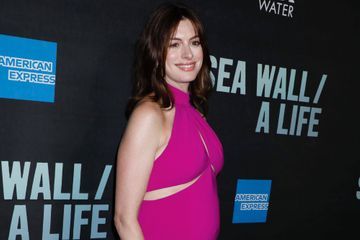 Anne Hathaway dévoile son ventre rond sur le tapis rouge