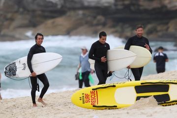 Après-midi sportif pour Simon Baker et ses deux fils